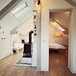 Denkmalgeschuetztes Haeuschen Mit Schwimmteich Holiday home