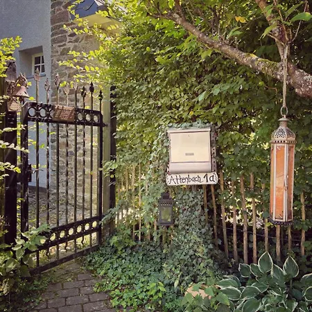 Denkmalgeschuetztes Haeuschen Mit Schwimmteich