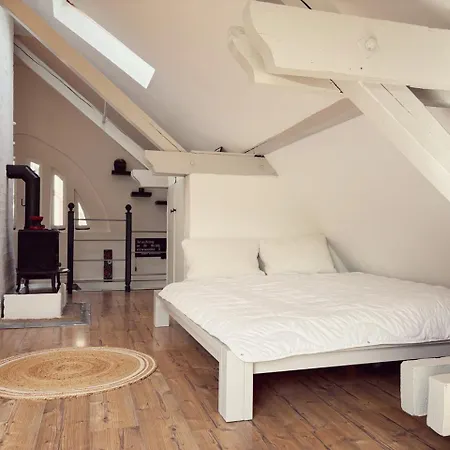 Casa de Férias Denkmalgeschuetztes Haeuschen Mit Schwimmteich *