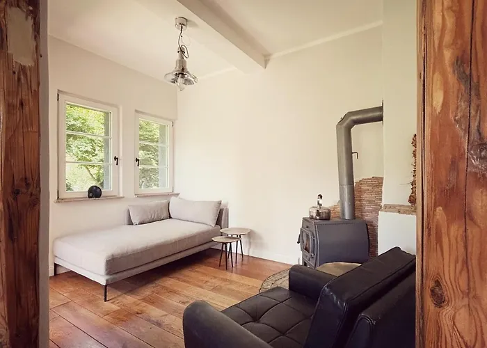 Denkmalgeschuetztes Haeuschen Mit Schwimmteich Dom wakacyjny