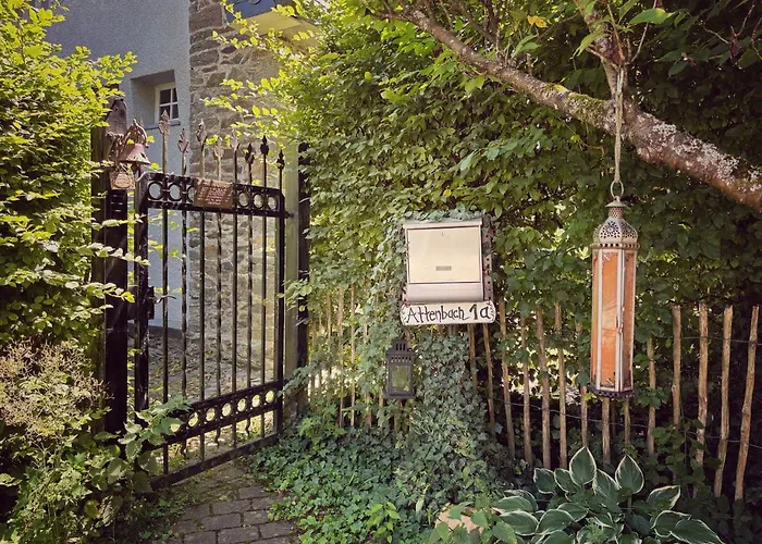 Denkmalgeschuetztes Haeuschen Mit Schwimmteich